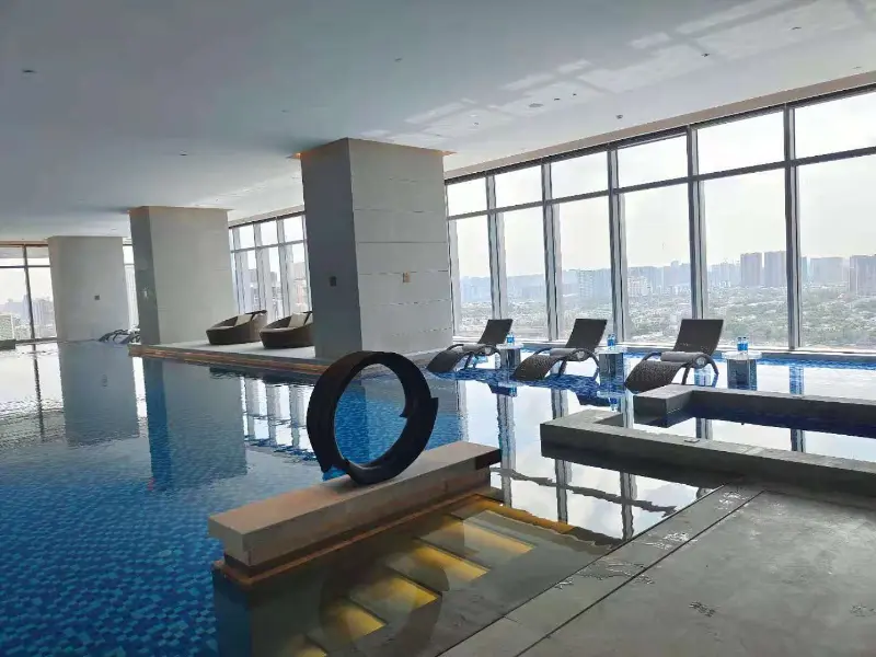 Blueway Üzgüçülük Hovuzu İstilik Pompası və Kondisioner Sistemi Chengdu Bay Hotel Sky Infinity Pool-da il boyu rahatlığı təmin edir
