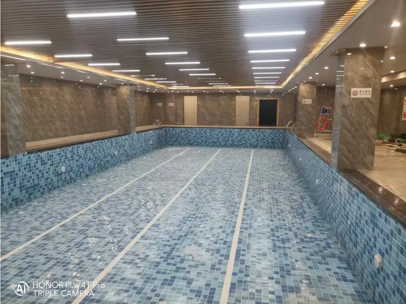 Blueway İstilik Pompası Yabowen №1 Mansion Yaşayış Layihəsində qapalı hovuzun rahatlığını artırır